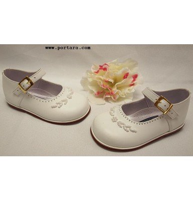Flower Pearl Girls Shoes in White Color
